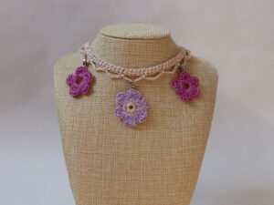 Collier charms fleurs