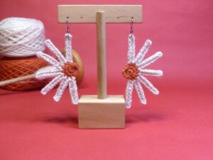 Boucles d'oreilles demi-fleurs blanche