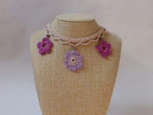 Collier à breloques fleurs
