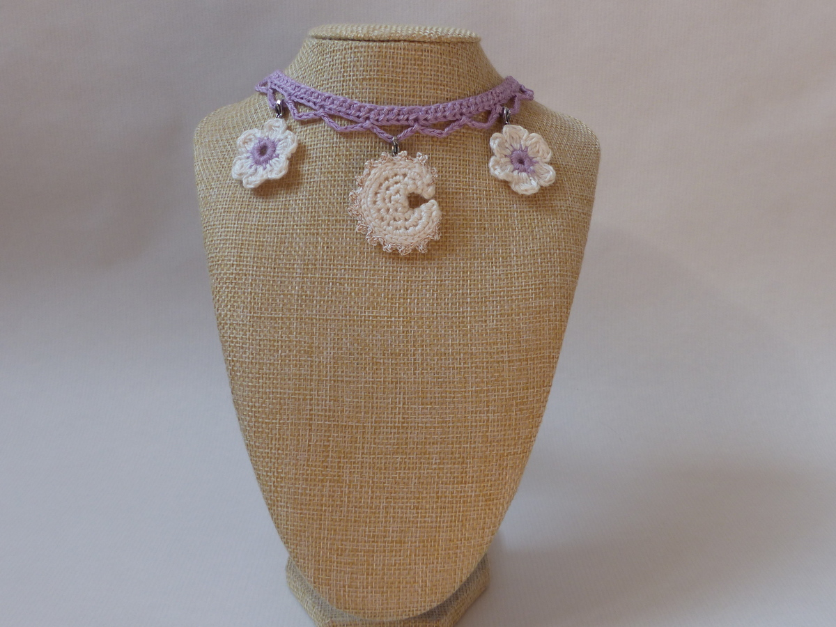 Collier à breloques fleurs et lune